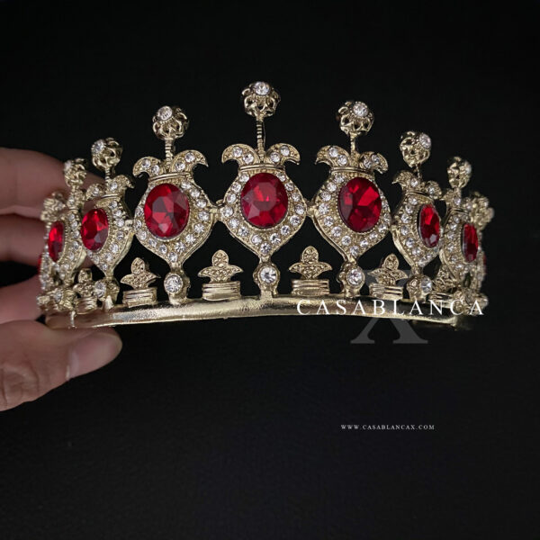 Goldene Krone Rote Steine – Azyia
